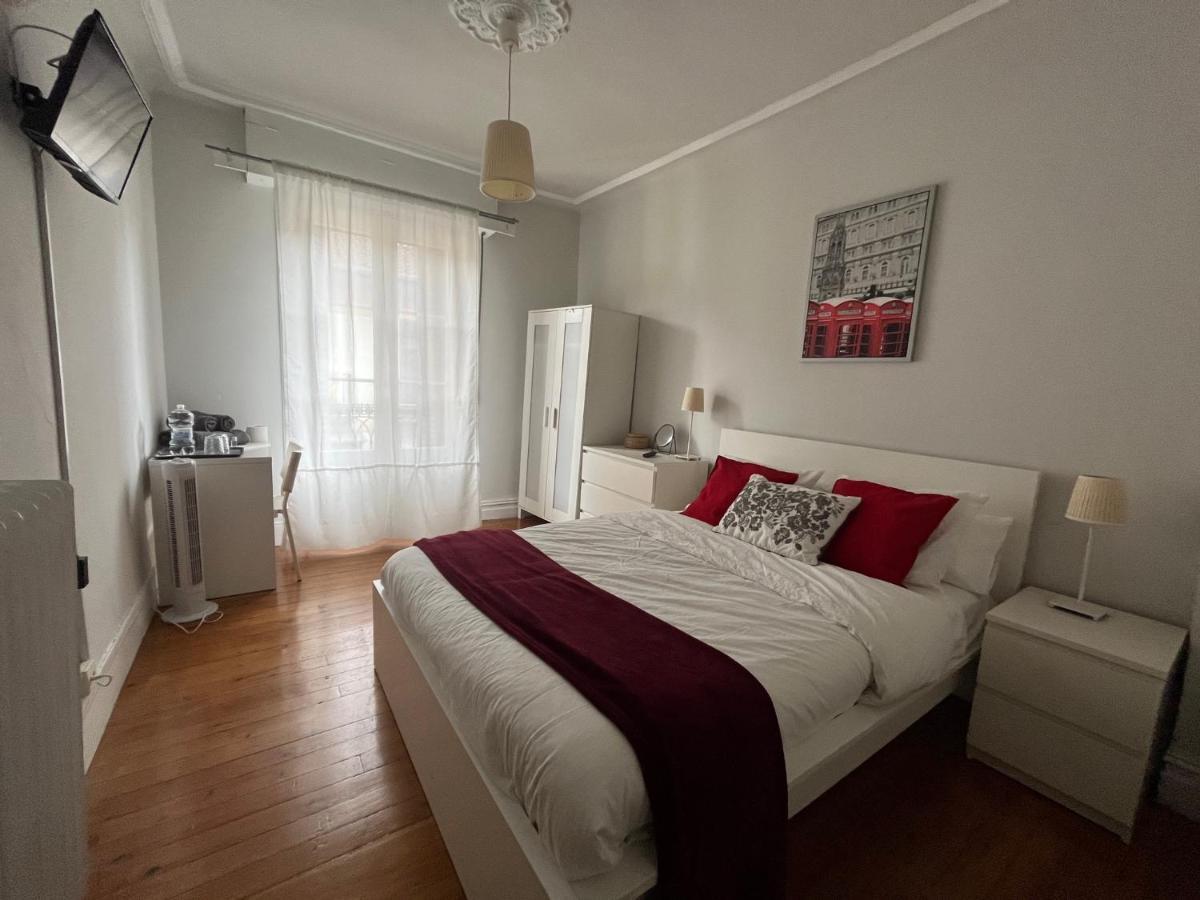 Chambre Lit Queen-Size avec Salle de Bains Commune