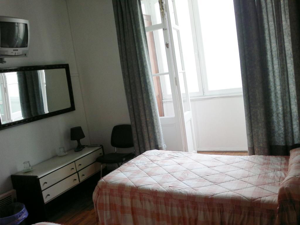 Chambre Lits Jumeaux avec Salle de Bains Commune